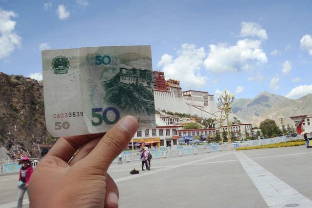 藏式风格的建筑,在五彩斑斓的装饰下,显得更加耀眼,这里是藏族人民